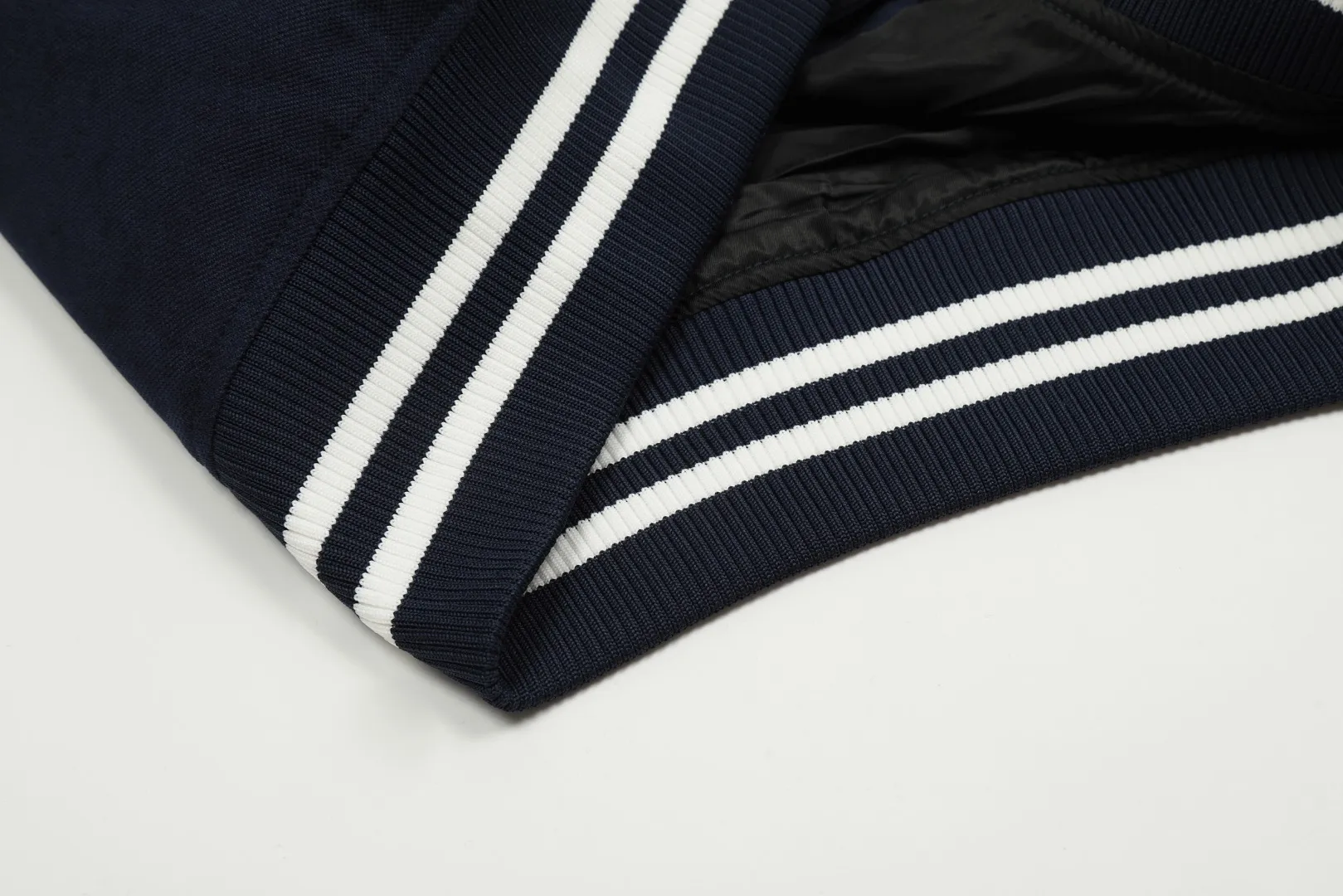 P300 Top quality" Style number: 8087# [Ralph Lauren American retro pony embroidery splicing baseball uniform] ✅Ralph Lauren classic basic wool splicing leather star's same baseball jacket ✅YB mold opening piqué twill 60 wool fabric Differentiated from the market polyester wool substandard ✅shoulder splicing soft lambskin custom laser embossed RL original four-button four-strand thickened custom thread ✅This style is on the short side and the upper body is very flattering. Versatile style YYDS~ ✅The upper body is simple and easy to match. A must-have for goddess ootd. Good-looking clothes are never picky. A must-have in the goddess’ wardrobe. Size: S-XL Color: Navy Blue